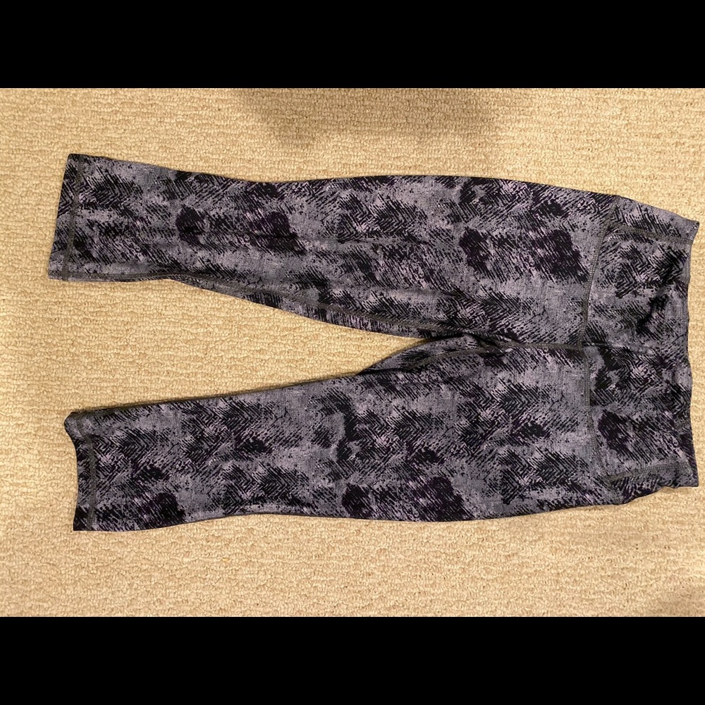 PATAGONIA centered crops, capris, size S